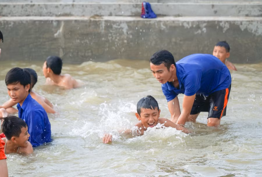 Đoàn thanh niên cơ sở phối hợp với các nhà trường tổ chức dạy bơi phòng tránh đuối nước cho học sinh.