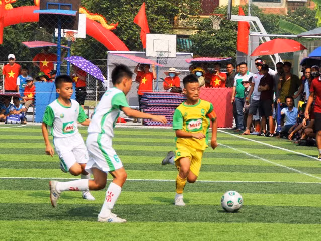 Đội khối Tiểu học Thanh Hóa (áo vàng) gặp đội khối Tiểu học Hưng Yên (áo trắng) trong trận khai mạc Đội khối Tiểu học Thanh Hóa (áo vàng) gặp đội khối Tiểu học Hưng Yên (áo trắng) trong trận khai mạc
