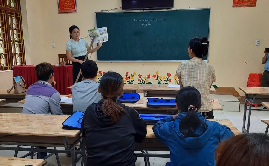 Lớp học xoá mù chữ ở Lạng Sơn.