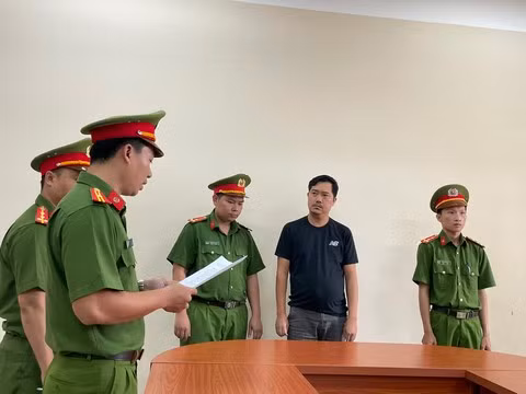 Cơ quan CSĐT thực hiện lệnh bắt giữ Ngô Tất Đạt. (Ảnh: Chuyên đề Công an TPHCM) Cơ quan CSĐT thực hiện lệnh bắt giữ Ngô Tất Đạt. (Ảnh: Chuyên đề Công an TPHCM)