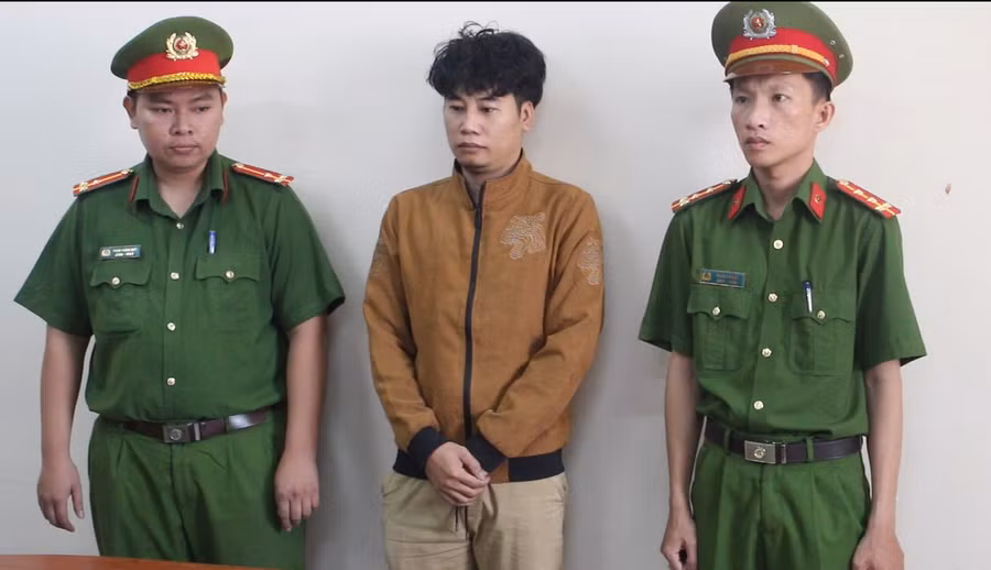 Cơ quan CSĐT thực hiện lệnh bắt giữ Nguyễn Văn Giang. (Ảnh: Chuyên đề Công an TPHCM)