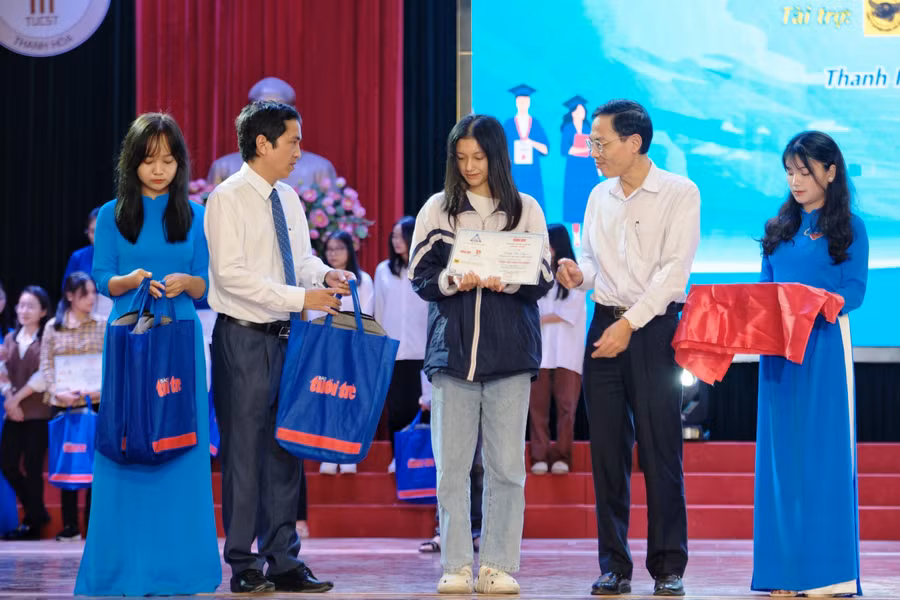 Ông Đầu Thanh Tùng - Phó Chủ tịch UBND tỉnh Thanh Hóa (ảnh phải) và nhà báo Nguyễn Phan - Tổng thư ký tòa soạn Báo Tuổi trẻ trao học bổng cho tân sinh viên.