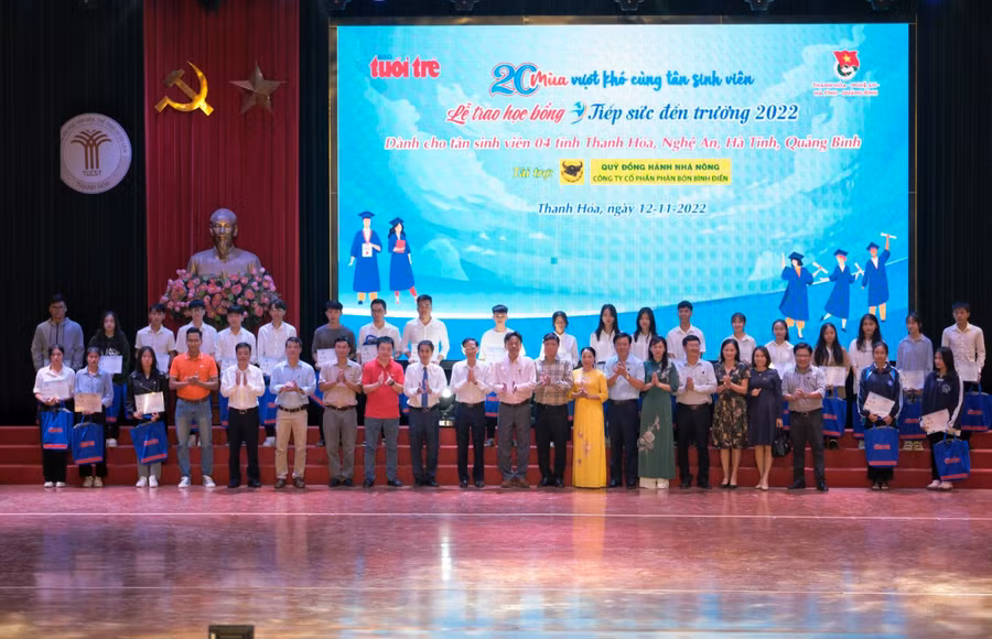 Chương trình trao học bổng “Tiếp sức đến trường” cho 71 sinh viên đến từ Thanh Hóa, Nghệ An, Hà Tĩnh và Quảng Bình.