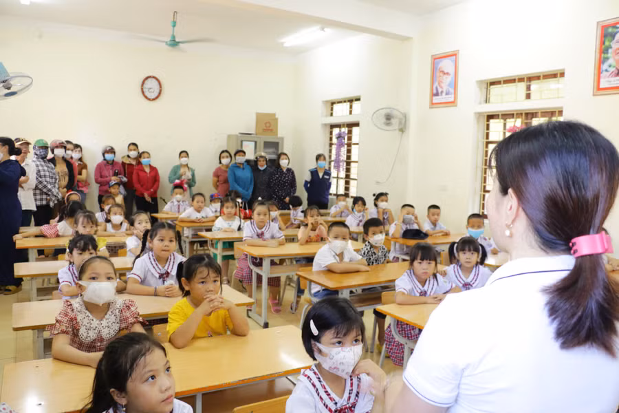 Các khoản thu - chi trong nhà trường phải được công khai với phụ huynh học sinh. Ảnh: Hồ Lài.