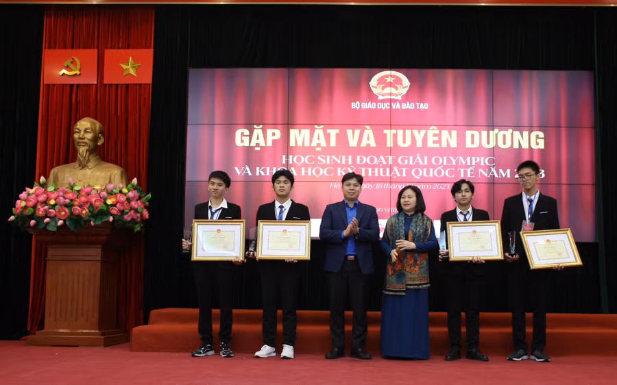 Thứ trưởng Ngô Thị Minh đã trao Bằng khen của Bộ trưởng cho 5 học sinh.