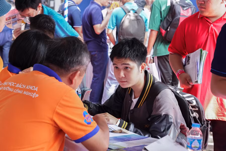 Học sinh tham gia ngày hội tư vấn tuyển sinh tại Trường Đại học Bách khoa, Đại học Quốc gia TPHCM. Ảnh: Như Quỳnh Học sinh tham gia ngày hội tư vấn tuyển sinh tại Trường Đại học Bách khoa, Đại học Quốc gia TPHCM. Ảnh: Như Quỳnh