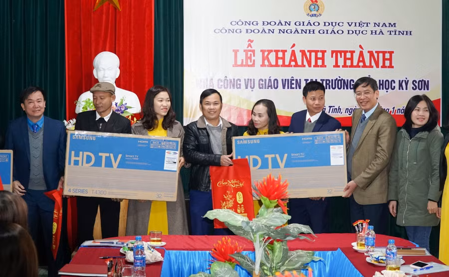 Tặng tivi cho giáo viên ở nhà công vụ Trường Tiểu học Kỳ Sơn.