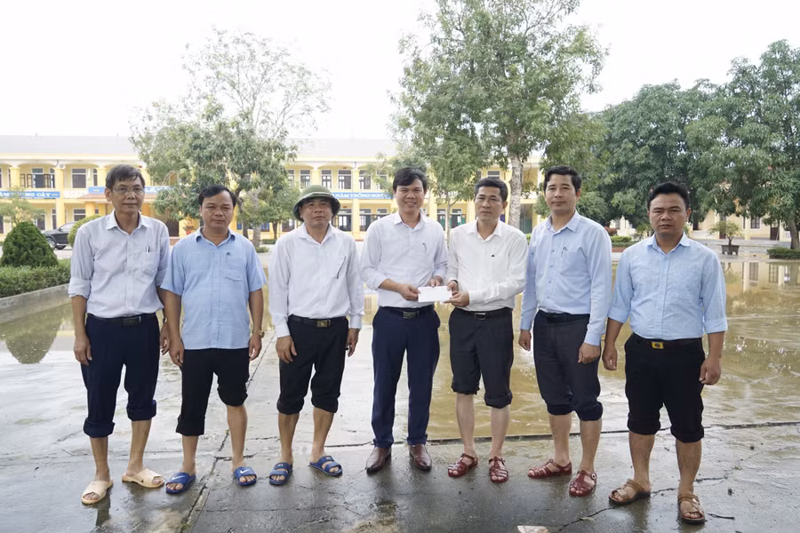 Tặng quà cho Trường THCS Hoàng Tá Thốn (huyện Yên Thành, Nghệ An)