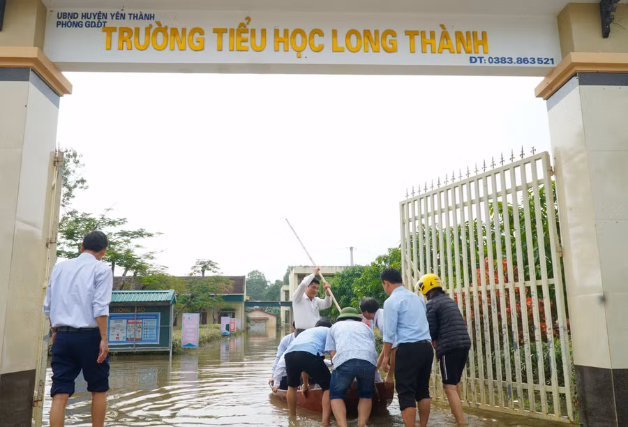 Trường Tiểu học Long Thành, giáo viên phải dùng nốc (thuyền nhỏ) để đi lại, di chuyển vào trong sân. Hiện công tác khắc phục, dọn dẹp tại trường học này chưa thể thực hiện được.