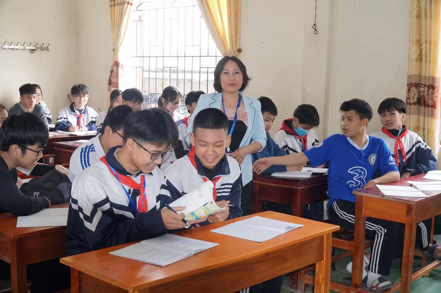 Giờ học của cô trò lớp 9 Trường THCS Đặng Chánh Kỷ, huyện Nam Đàn, Nghệ An. Ảnh: Hồ Lài.
