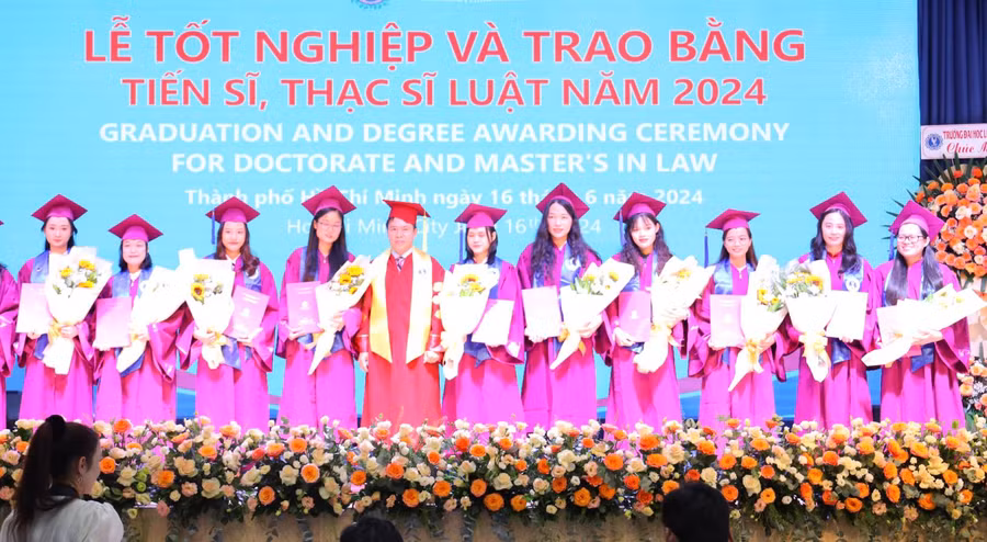 Lễ tốt nghiệp và trao bằng tiến sĩ, thạc sĩ Luật năm 2024 của Trường Đại học Luật TPHCM. (Ảnh: HCMUAW)