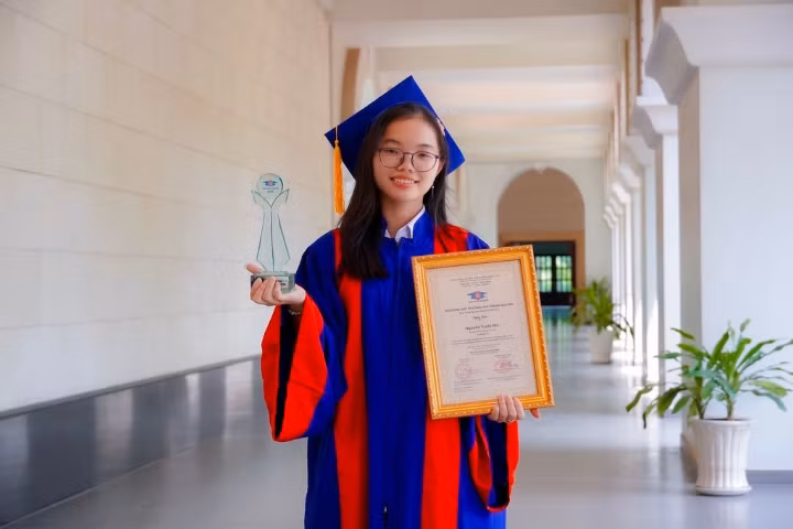Bạn Nguyễn Tuyết Nhi (Trường THPT Trương Vĩnh Ký, Bến Tre) chia sẻ về ý nghĩa của giải thưởng. (Ảnh: BTC)