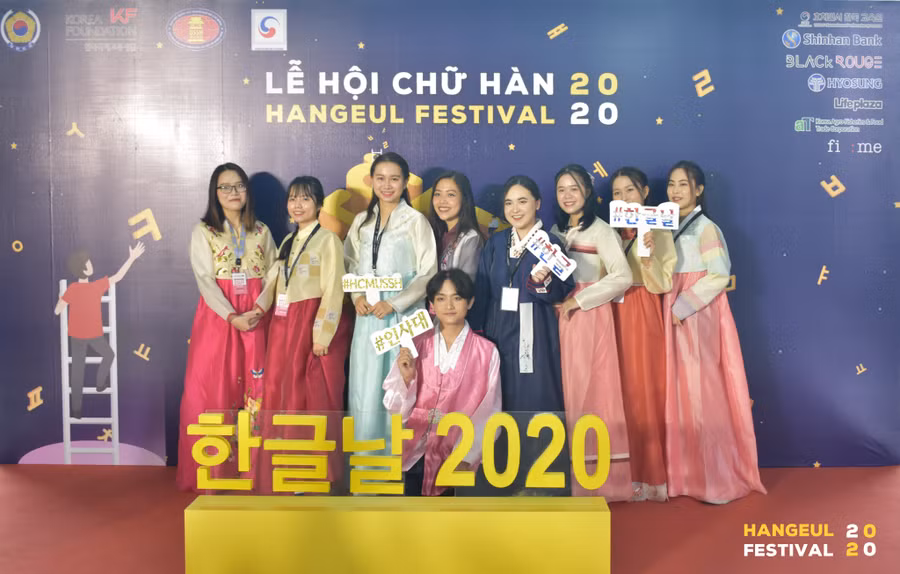 Sinh viên khoa Hàn Quốc học, Trường Đại học Khoa học Xã hội và Nhân văn tại lễ hội chữ Hàn năm 2020. (Ảnh: HCMUSSH)