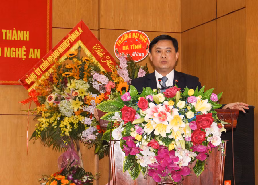 Chủ tịch UBND tỉnh Nghệ An phát biểu và giao nhiệm vụ cho tân GĐ Sở GD&ĐT Nghệ An