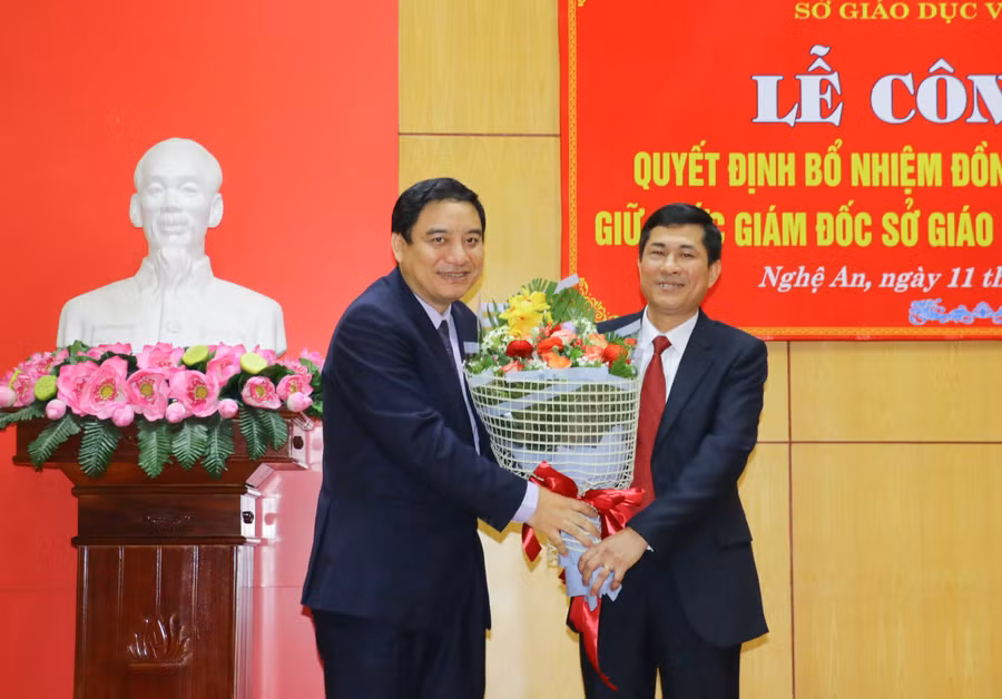 Bí thư tỉnh ủy Nghệ An Nguyễn Đắc Vinh tặng hoa chúc mừng tân Giám đốc Sở GD&ĐT Nghệ An