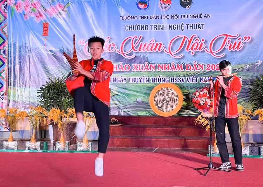 Học sinh biểu diễn thổi sáo và múa khèn Mông tại chương trình Sắc xuân nội trú năm 2022.