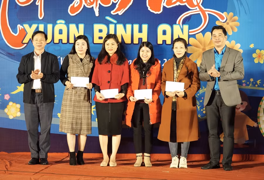 Lãnh đạo ngành giáo dục Nghệ An trao quà tết cho giáo viên Trường THPT Nguyễn Trãi (TP Vinh, Nghệ An).