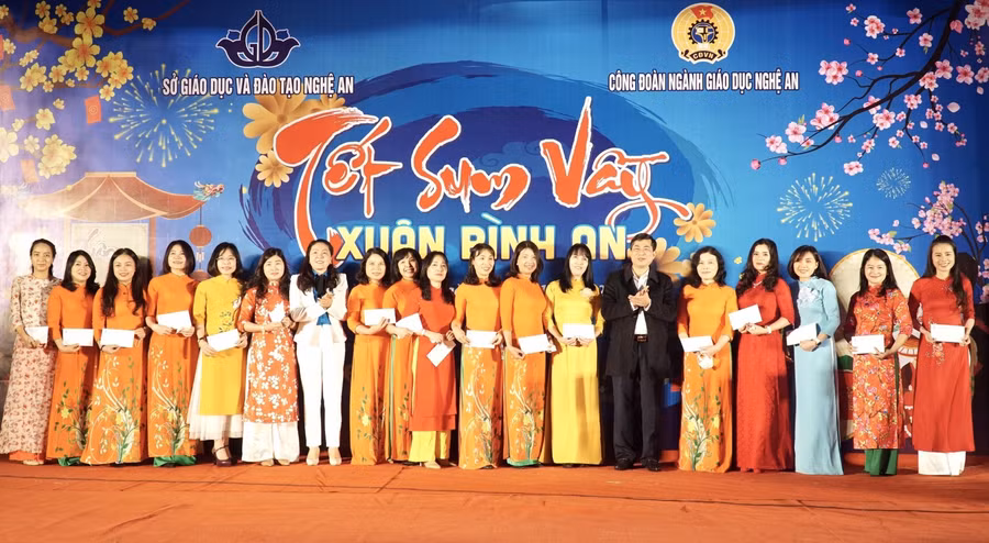 Lãnh đạo Liên đoàn Lao động tỉnh Nghệ An và Sở GD&ĐT Nghệ An trao quà Tết sum vầy cho giáo viên, nhân viên trường ngoài công lập.
