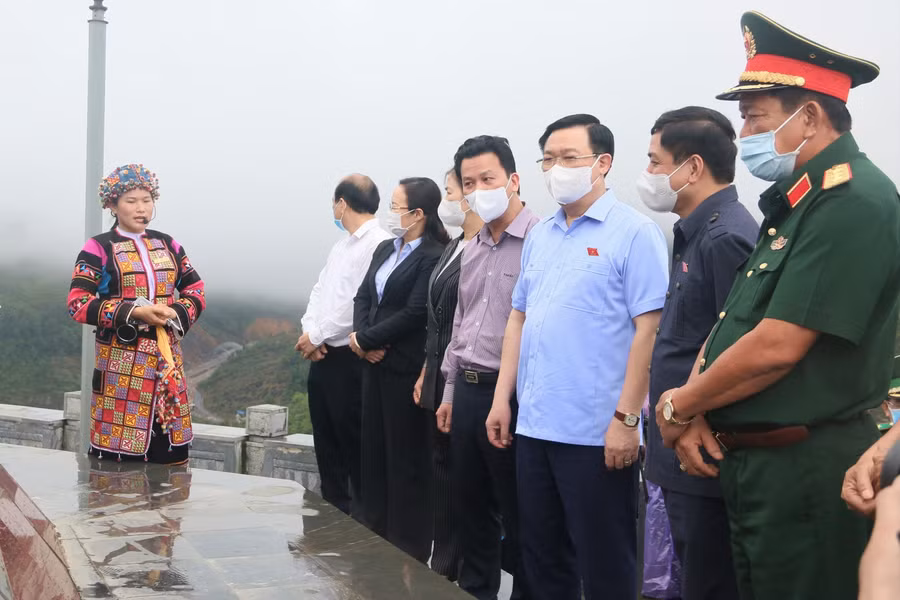 Chủ tịch Quốc Hội Vương Đình Huệ cùng đoàn công tác nghe hướng dẫn viên giới thiệu về lịch sử cột cờ Quốc gia Lũng Cú. Ảnh Kim Nhượng