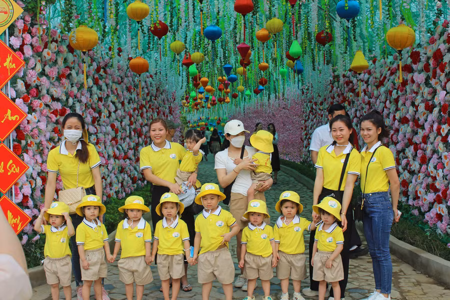 Cô trò Trường Mầm non Happy Land chụp ảnh kỷ niệm khi tham quan tại Công viên Hội An.