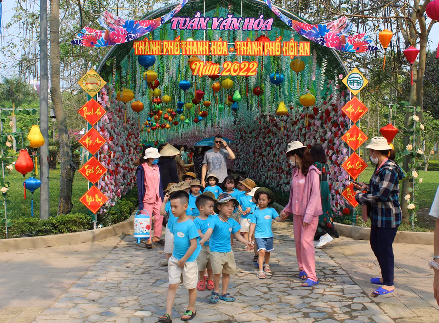 Nhiều trường Mầm non tại Thanh Hóa đã tổ chức cho các em đi tham quan, trải nghiệm tại công trình phiên bản phố cổ Hội An tại Công viên Hội An.