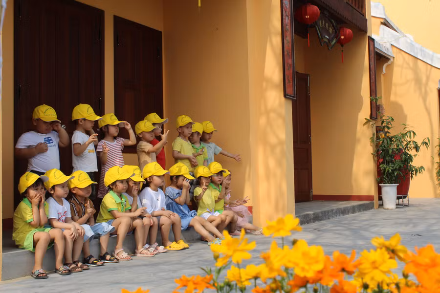 Các bé Trường Mầm non Thanh Xuân Bắc (TP Thanh Hóa) chụp ảnh kỷ niệm tại công trình phiên bản phố cổ Hội An.