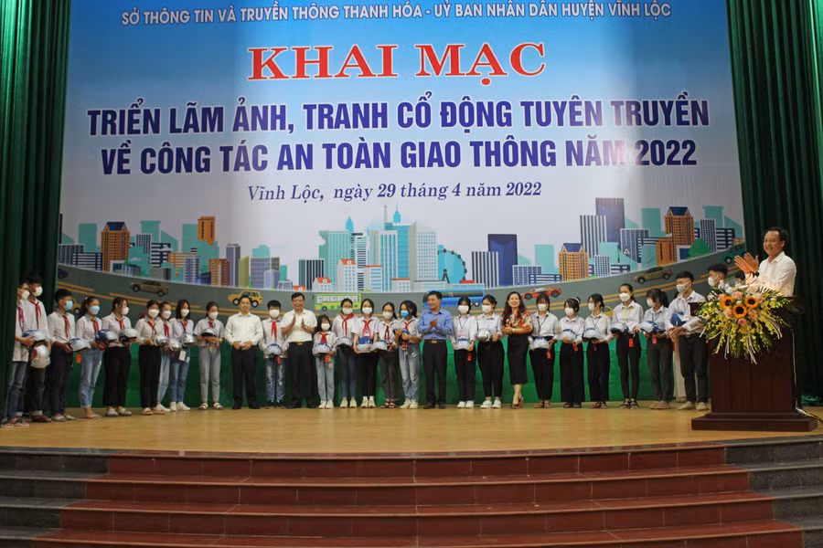 Trao tặng mũ bảo hiểm cho học sinh các trường THCS, THPT trên địa bàn huyện Vĩnh Lộc.
