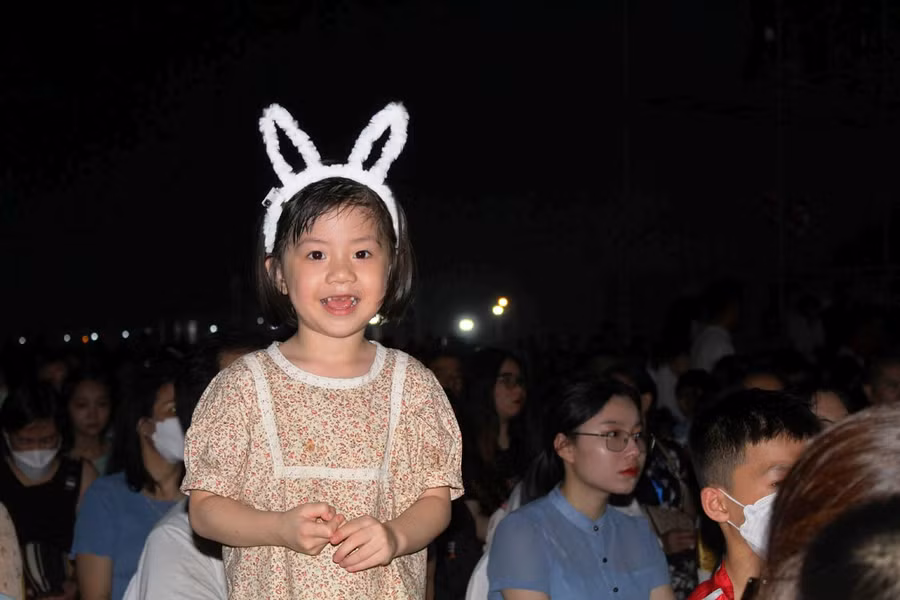 Một em nhỏ tỏ ra thích thú khi cùng gia đình tham gia sự kiện.