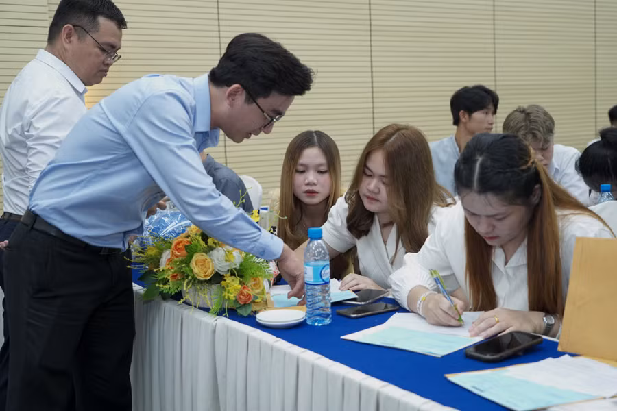 Giảng viên Trường ĐH Nguyễn Tất Thành hướng dẫn tân sinh viên quốc tế trong ngày nhập học. Ảnh: NTTU