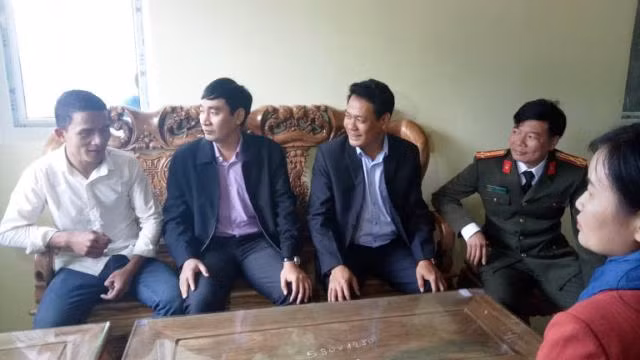 Lãnh đạo huyện thăm nhà mới của anh Hà Văn Vân - người bị lũ cuốn mất vợ, con, bố, mẹ, chị gái và nhà cửa.