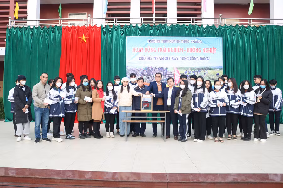 Thầy trò Trường THPT Huỳnh Thúc Kháng quyên góp ủng hộ học sinh khó khăn, vùng cao trong Hoạt động trải nghiệm - hướng nghiệp chủ đề: "Tham gia xây dựng cộng đồng". Ảnh: Hồ Lài.