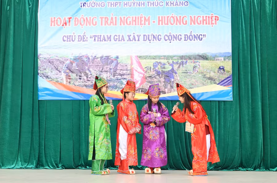 Chương trình giao lưu với hình thức sân khấu hóa của học sinh Trường THPT Huỳnh Thúc Kháng (TP Vinh, Nghệ An) trong hoạt động trải nghiệm - hướng nghiệp. Ảnh: Hồ Lài.