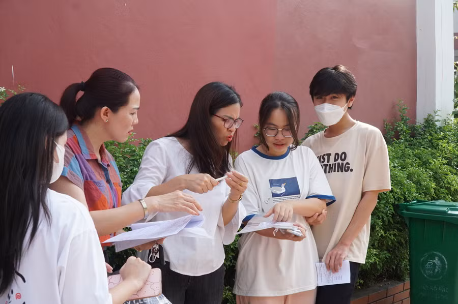 Nhiều phụ huynh sáng nay cũng đã đến điểm thi cùng với con để kiểm tra thông tin trước kỳ thi quan trọng. Ảnh: Hồ Lài.