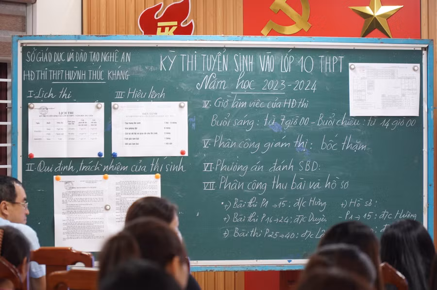 Bảng phân công nhiệm vụ của cán bộ coi thi tại điểm thi Trường THPT Huỳnh Thúc Kháng, TP Vinh, Nghệ An. Ảnh: Hồ Lài.
