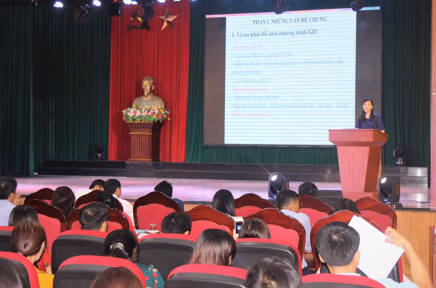 Giảng viên ĐH Vinh trực tiếp đứng lớp trao đổi về chương trình phổ thông tổng thể cho giáo viên phổ thông. Giảng viên ĐH Vinh trực tiếp đứng lớp trao đổi về chương trình phổ thông tổng thể cho giáo viên phổ thông.