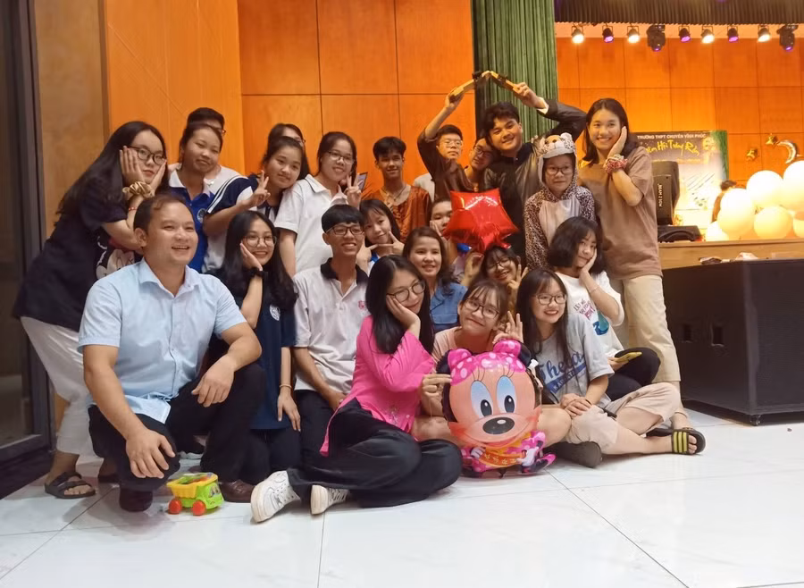 Thầy và trò Trường THPT Chuyên Vĩnh Phúc hạnh phúc khi tham gia hoạt động ngoại khóa