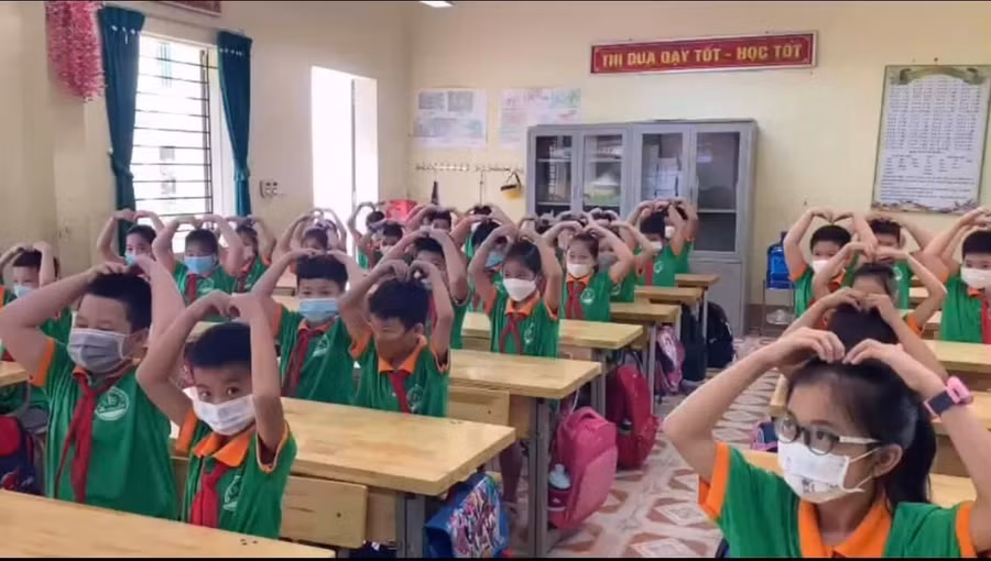 Học sinh Trường TH Hội Hợp B tham gia khởi động trước buổi học