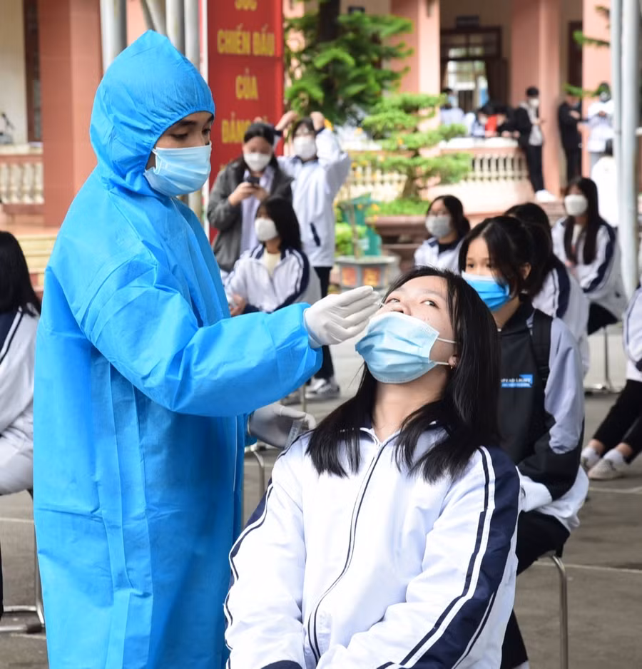 Ngành y tế lấy mẫu xét nghiệm cho học sinh tại Trường THPT Chuyên Tuyên Quang. Ảnh: Nguyễn Hoàng.