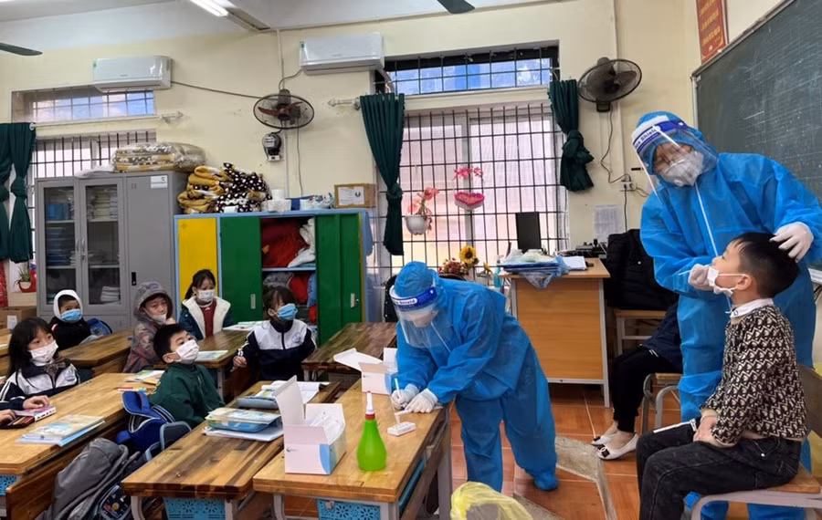 Test Covid-19 cho học sinh Trường Tiểu học Thị trấn Yên Lạc - Ảnh: Phùng Thảo