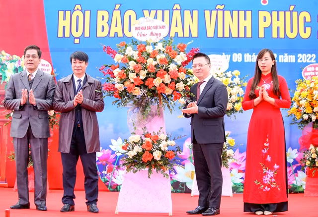 Ông Lê Quốc Minh - Phó Ban Tuyên giáo Trung ương, Chủ tịch Hội Nhà báo Việt Nam (thứ 2 từ phải qua) tặng hoa chúc mừng Hội Báo Xuân.