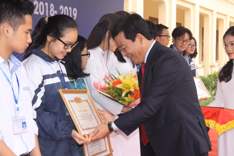 Trao bằng khen cho học sinh có dự án KHKT đạt giải Trao bằng khen cho học sinh có dự án KHKT đạt giải