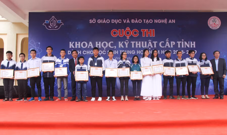 Trao thưởng cho 9 dự án đạt giải Nhất và được chọn dự thi KHKT quốc gia 2019 Trao thưởng cho 9 dự án đạt giải Nhất và được chọn dự thi KHKT quốc gia 2019