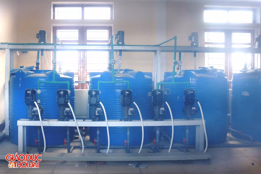 Hệ thống xử lý nước sạch được đặt trong nhà.