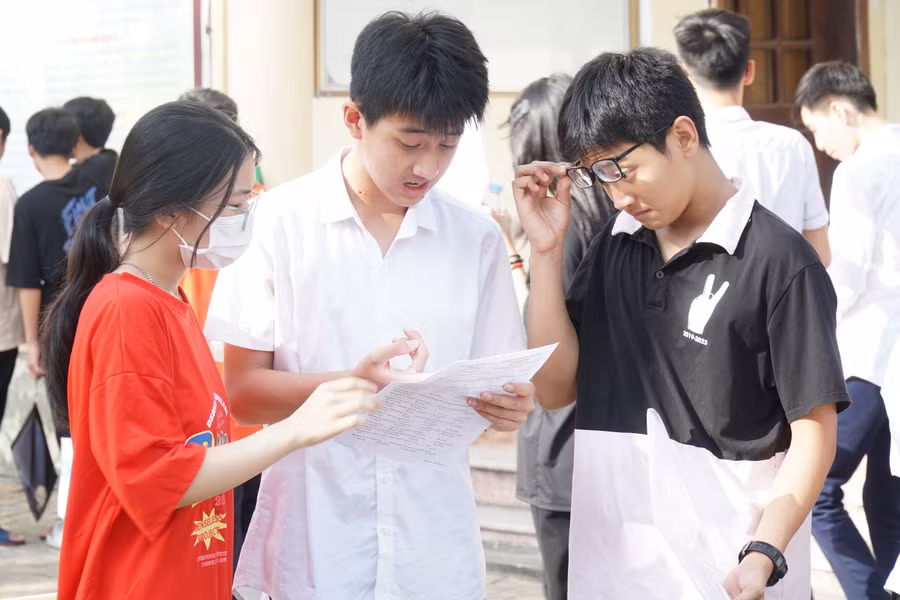 Học sinh Nghệ An dự thi tuyển sinh vào lớp 10 THPT năm 2023. Ảnh: Hồ Lài
