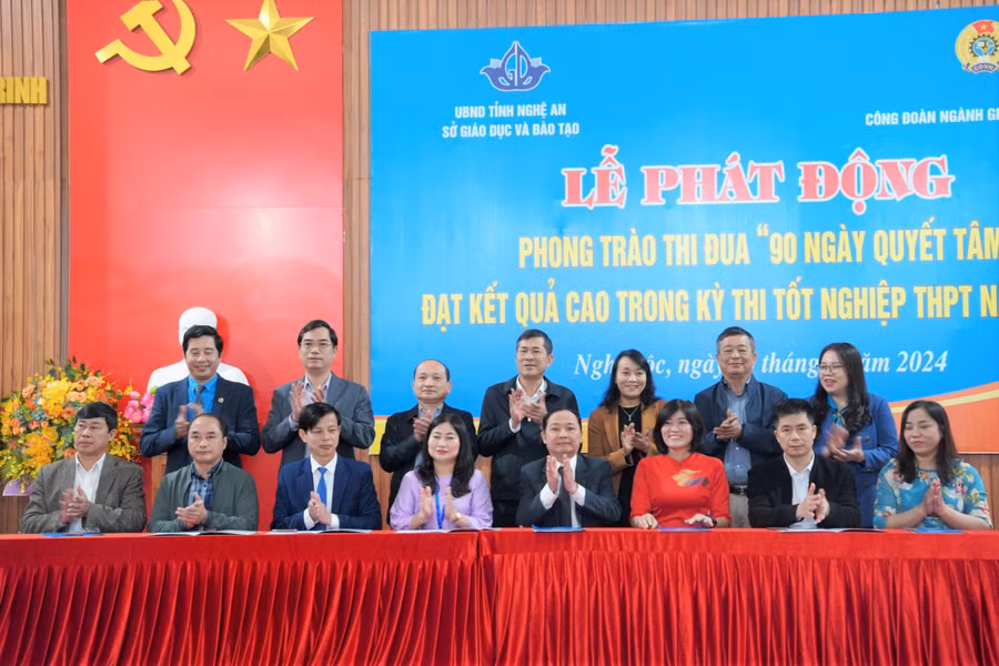 Đại diện các trường THPT trên địa bàn tỉnh Nghệ An ký cam kết thi đua “90 ngày quyết tâm đạt kết quả cao trong Kỳ thi tốt nghiệp THPT năm 2024”. Ảnh: Hồ Lài