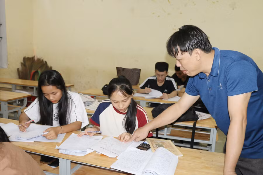 Giáo viên Trường THPT Con Cuông, Nghệ An tình nguyện hướng dẫn, ôn thi miễn phí vào buổi tối cho học sinh. Ảnh: Hồ Lài