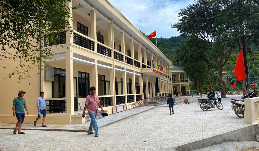 Trường PTDTBT-THCS Mường Lý, huyện Mường Lát (Thanh Hóa) vừa được xây dựng khang trang. Ảnh: TL.