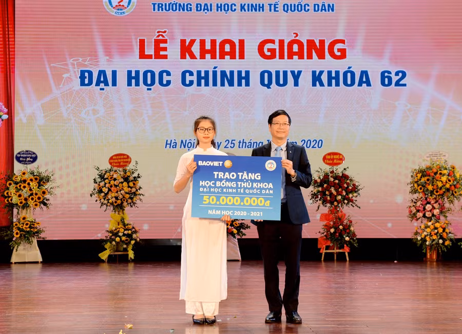 Thủ khoa Đại học Kinh tế Quốc dân nhận 50 triệu đồng trong ngày khai giảng