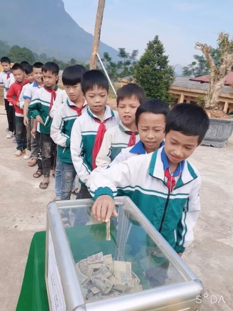 Học sinh trường Tiểu học Yên Sơn 2 quyên góp ủng hộ đồng bào Miền Trung
