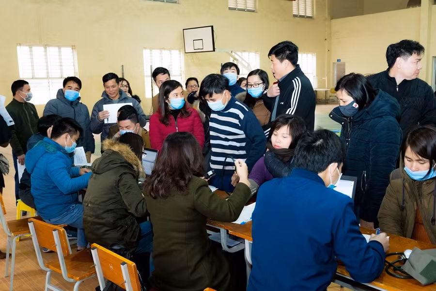 Đoàn giáo viên THPT Ngô Gia Tự đăng kí thông tin hiến máu. Ảnh: Tống Thanh Kiều